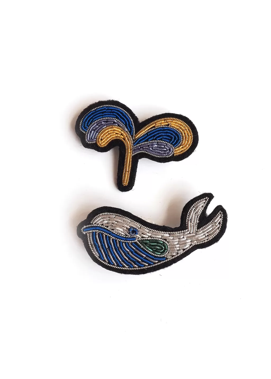 Shop Saint James Whale embroidered brooch Blanc/bleu